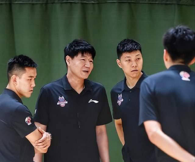 爱游戏体育-包含官宣日体能课后；山东男篮外线爆发备战德甲；赛场秩序良好；官宣口径保持一致的词条