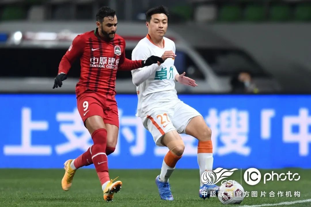 AYX- 陇右山猫队小胜祁连雄鲨队，篮球总决赛上演裁判判罚引热议！禁区内连续解围