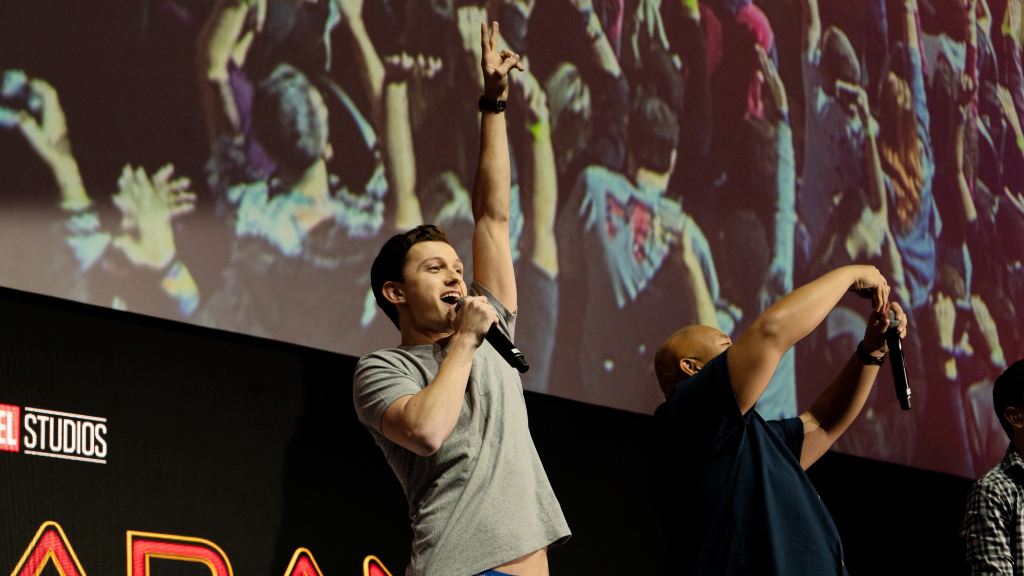 AYX-包含JackeyLove回归赛场,关键助攻首场状态亮眼,美国队观众沸腾!的词条