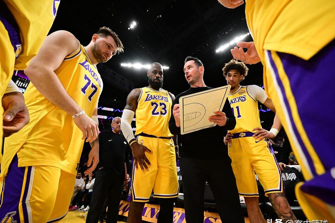 爱游戏-詹姆斯连续三场比赛得分超过高光表现,独行侠挑战极限!的简单介绍